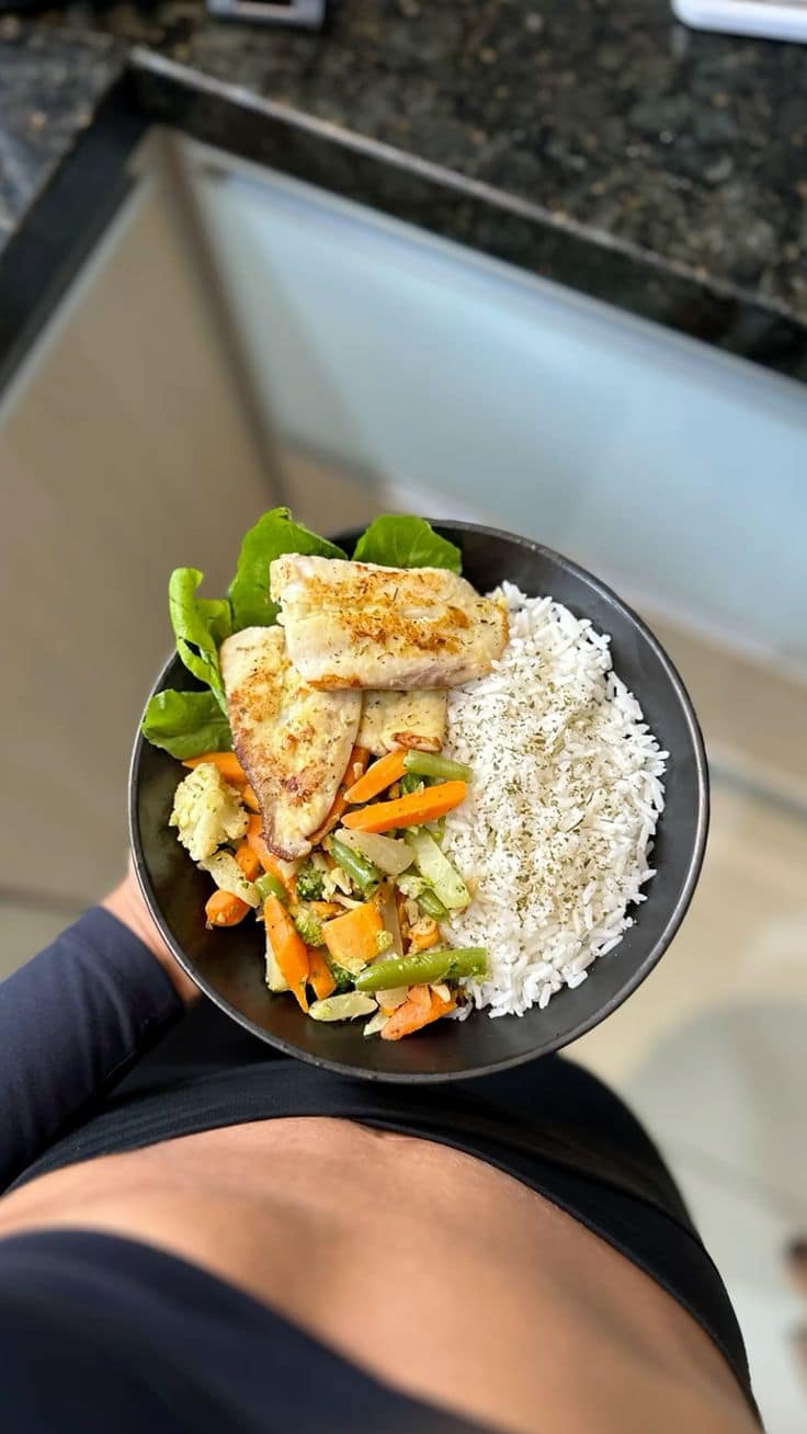 Selección de alimentos ricos en hierro: carne de res, lentejas, espinaca y frijoles