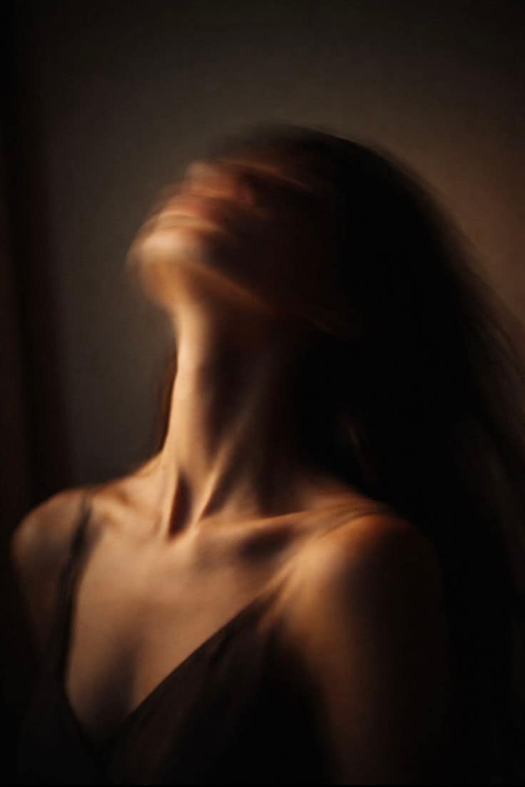 Mujer con expresión de agotamiento y tensión, reflejando síntomas de deficiencia de magnesio como fatiga y estrés crónico