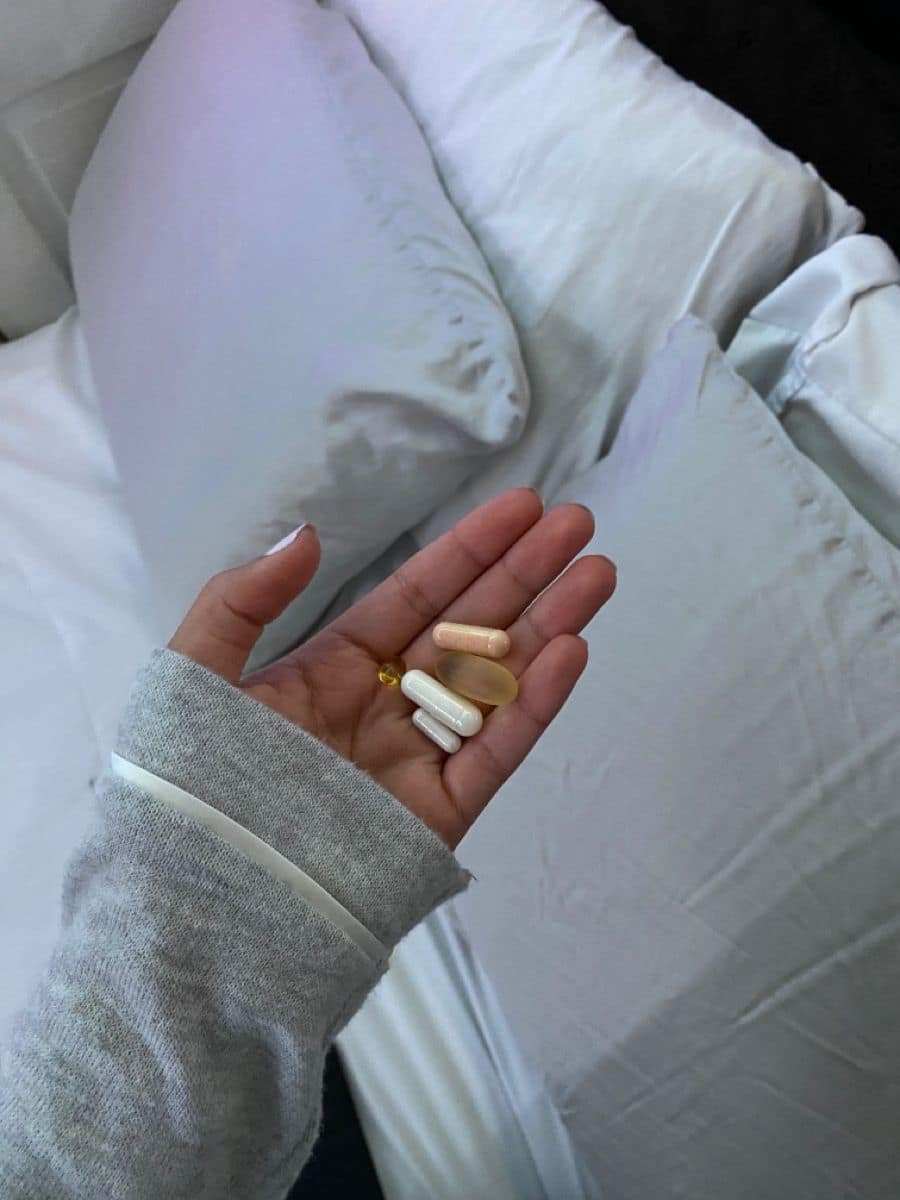 Varios frascos de suplementos de magnesio sobre una superficie blanca