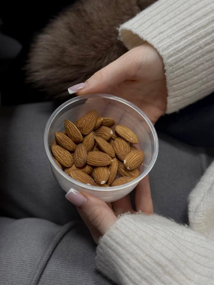 Variedad de nueces, semillas y frutos secos sobre una superficie de madera