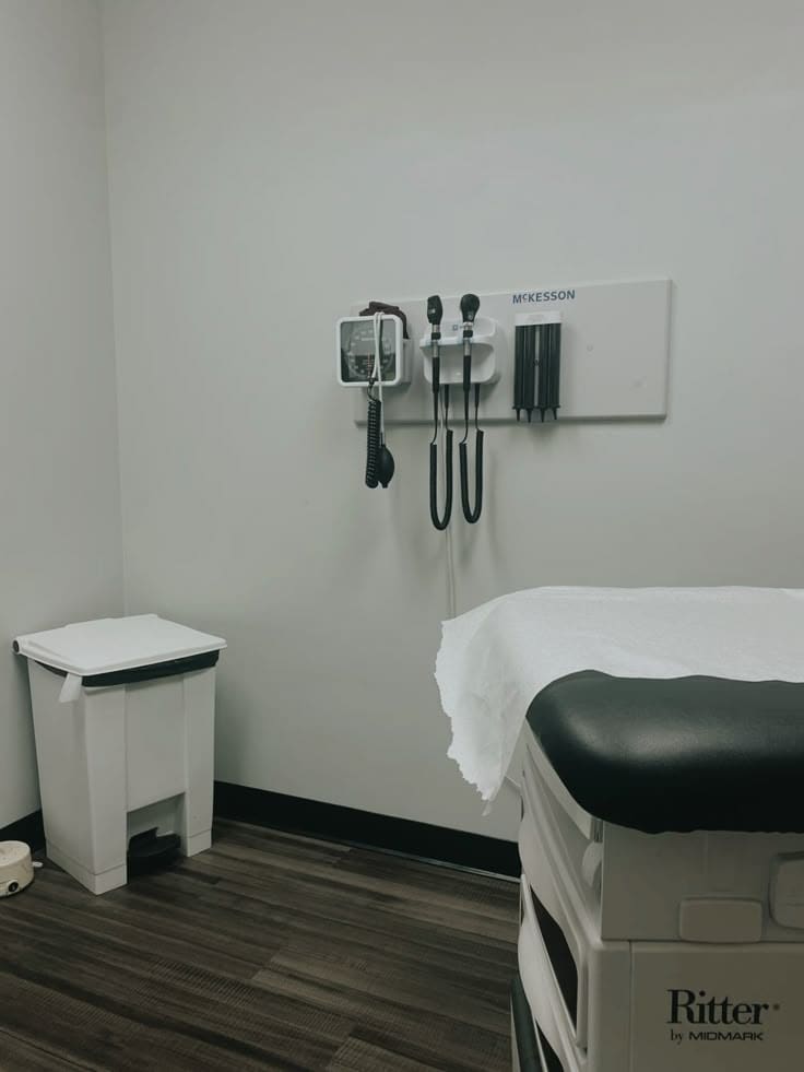 Consultorio médico con equipo de diagnóstico tiroideo