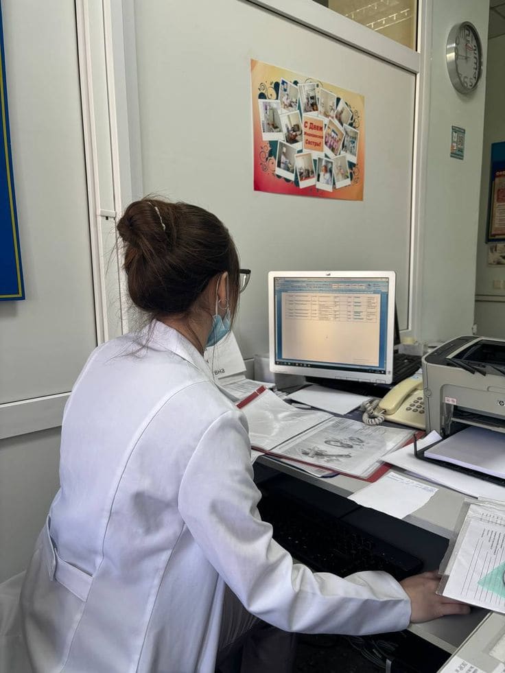 Médica explicando resultados de tiroides a una paciente