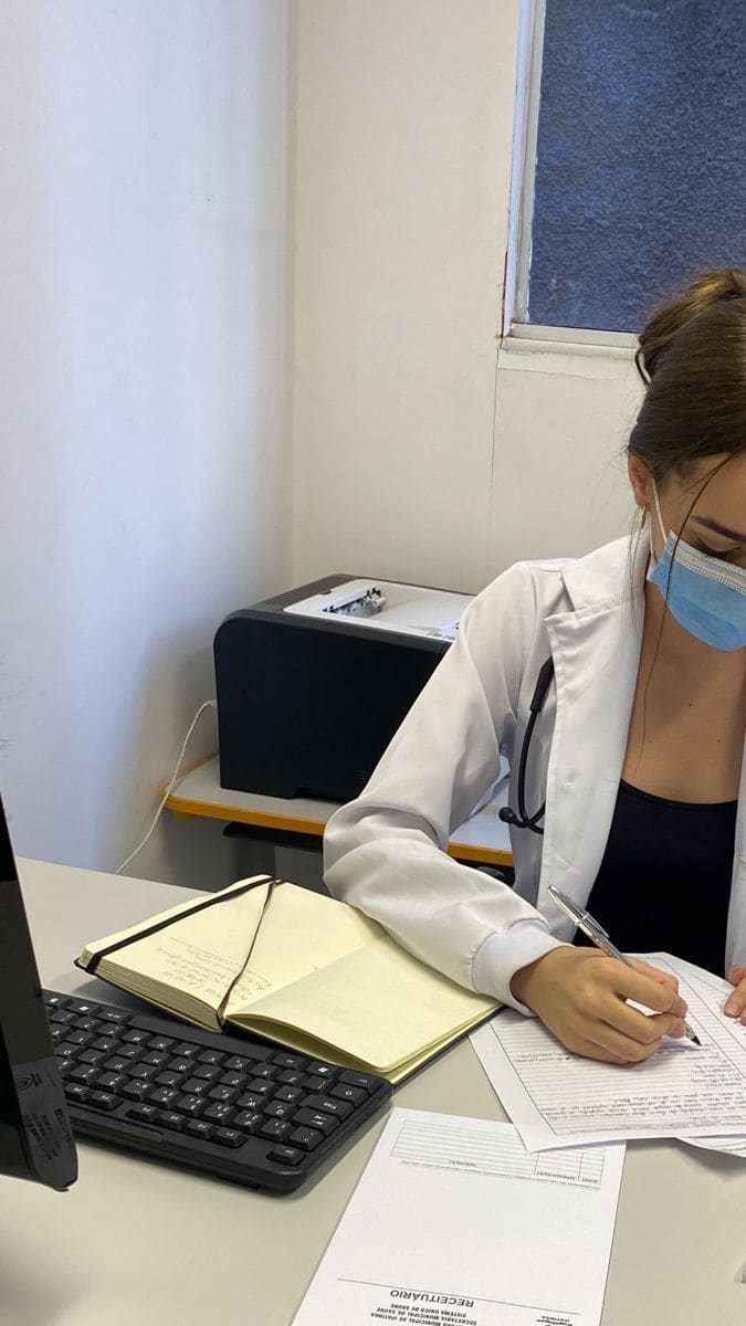 Médica explicando el diagnóstico de tiroiditis de Hashimoto a una paciente