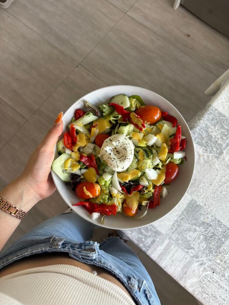 Ensalada fresca y colorida con vegetales naturales, ejemplo de alimentación saludable para el hígado