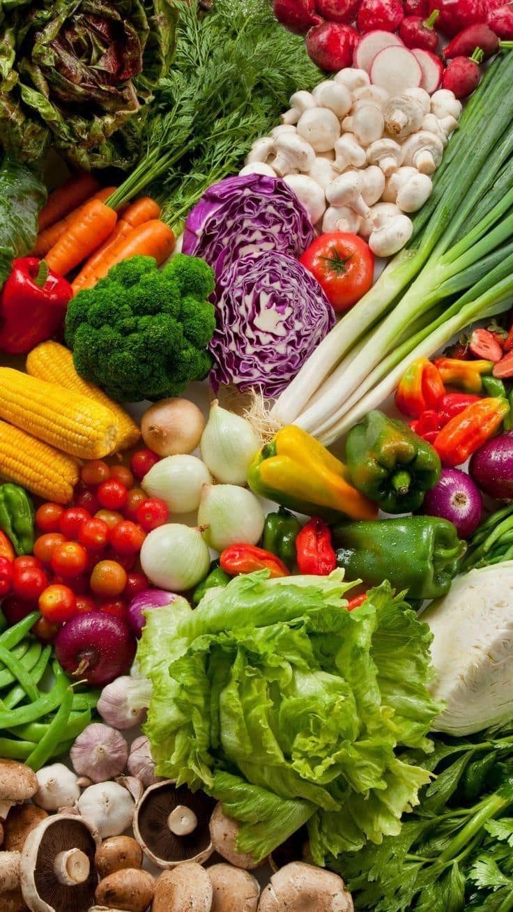 Selección de alimentos ricos en hierro: carne de res, lentejas, espinaca y frijoles