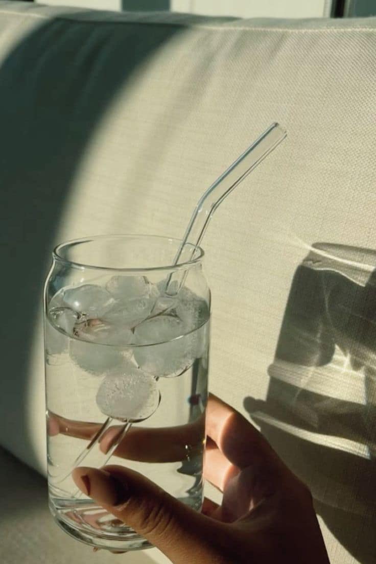 Un vaso de agua helada con luz de la mañana