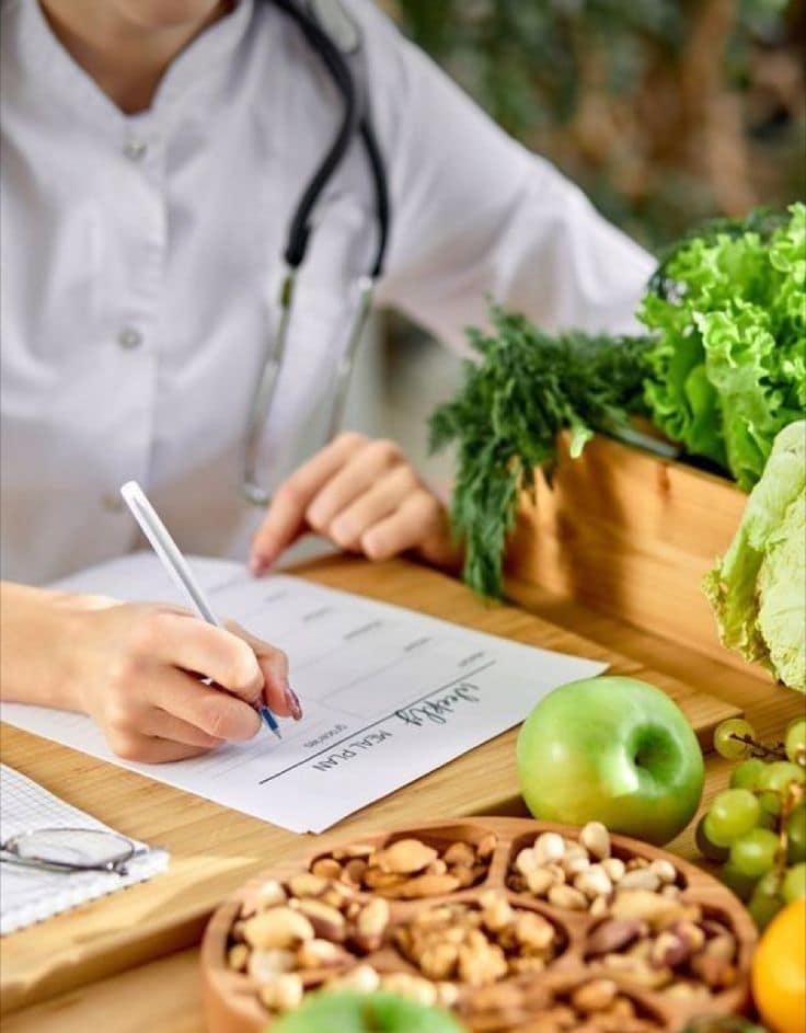 Mujer mirando una variedad de vegetales y alimentos con atención