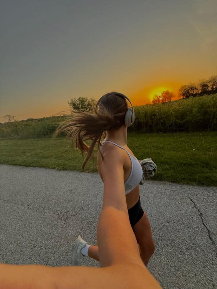 Una mujer corriendo al aire libre al amanecer