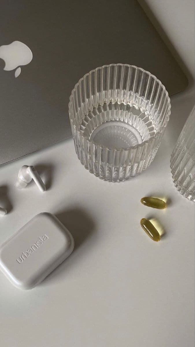 Varias cápsulas de magnesio de distintas formas ordenadas sobre una superficie