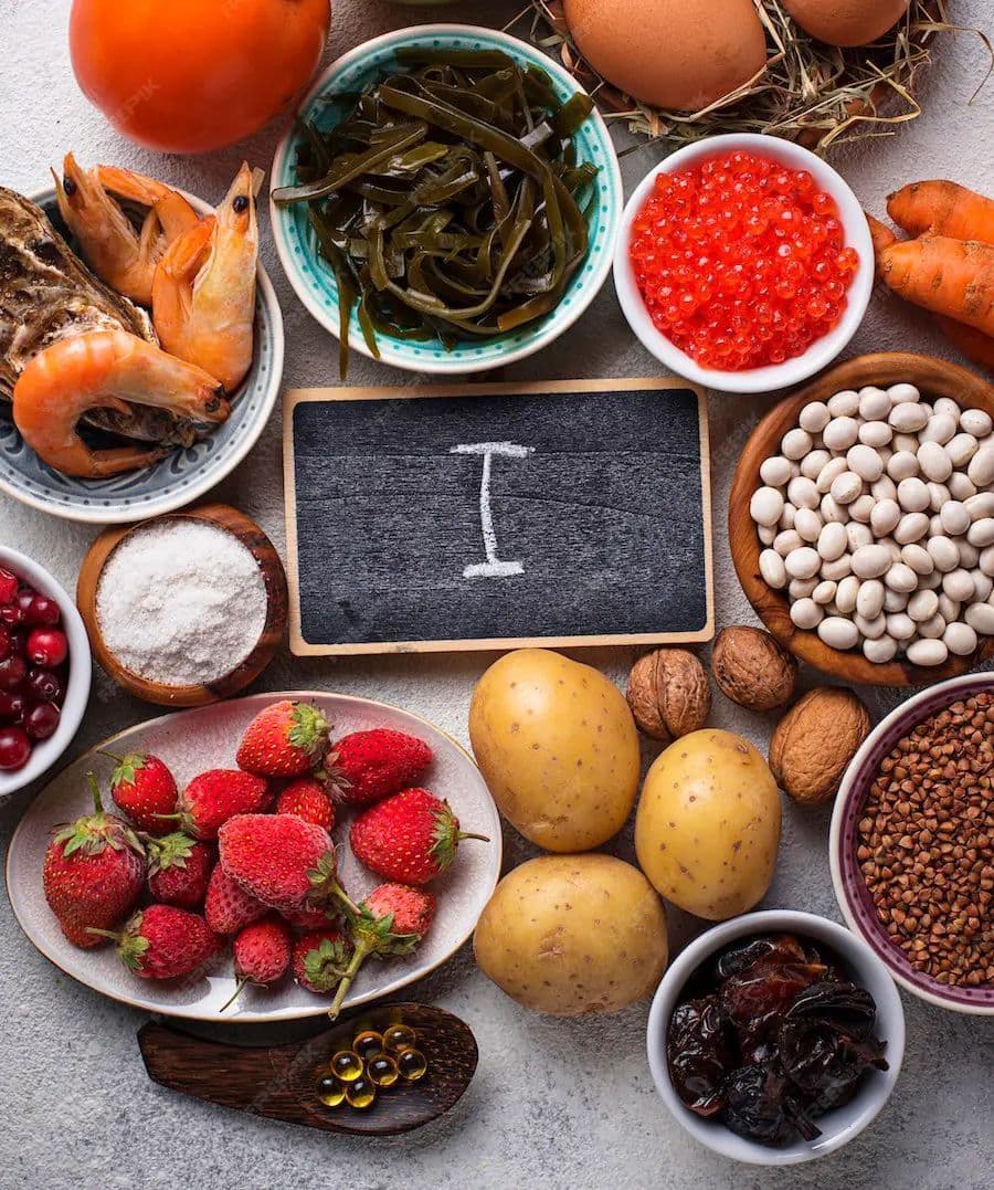 Tazones de proteína a la parrilla con arroz, aguacate y vegetales, representando opciones de alimentación equilibrada