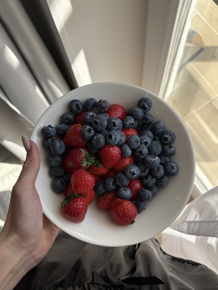 Selección de frutas frescas y coloridas para una dieta saludable con hígado graso