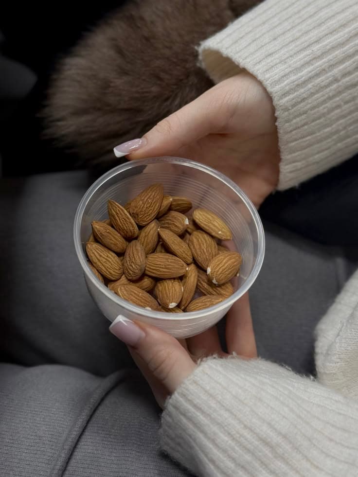 Variedad de nueces, semillas y frutos secos sobre una superficie de madera