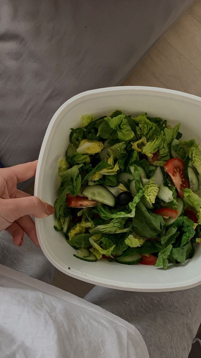 Plato de ensalada fresca y colorida con verduras variadas